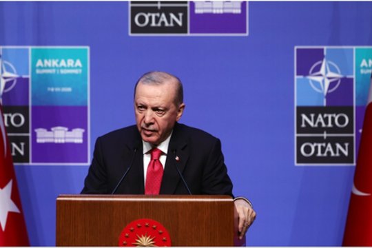 R. T. Erdoganas NATO vadovams įteikė neįprastą dovaną: dėl griežtų JK įstatymų K. Starmeris savąją paliko Turkijoje
