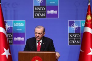 NATO vadovai iš Turkijos prezidento gavo po pistoletą dovanų