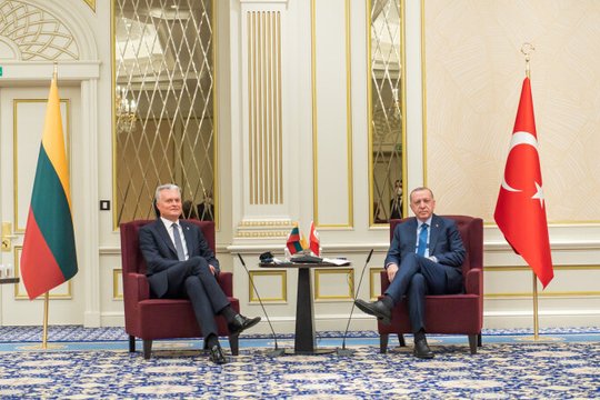 Žiniasklaida: G. Nausėda iš Ankaros grįžo su R. T. Erdogano dovanotu revolveriu