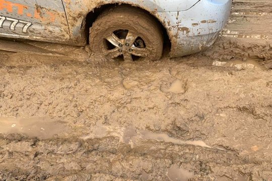 Vairuotojai niršta – apylanka virto kliūčių ruožu: „Keturiais ratais varomu „Subaru“ sunku išvažiuoti“