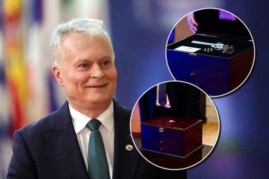 Paskelbta, kaip atrodo Turkijos vadovo G. Nausėdai įteiktas revolveris