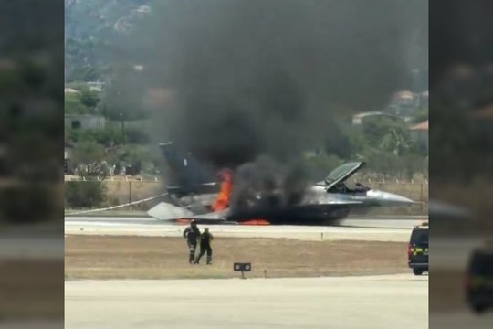 Dramatiškas nusileidimas: liepsnų gaubiamas naikintuvas „F-16“ leidosi be važiuoklės
