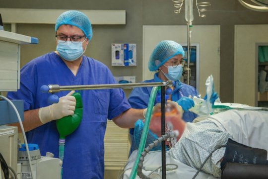 Klaipėdos medikai padarė, kas atrodė neįmanoma: pacientui plaučių vėžį pašalino neįprastu būdu