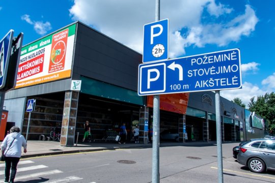 Stovėjimo vietų ir taip trūksta, o pasiūlius išeitį savivaldybė nepajudina nė piršto