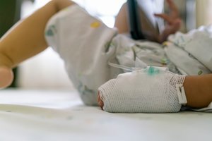 Darželio darbuotojos žaidimas baigėsi tragedija: mažylis patyrė smegenų traumą
