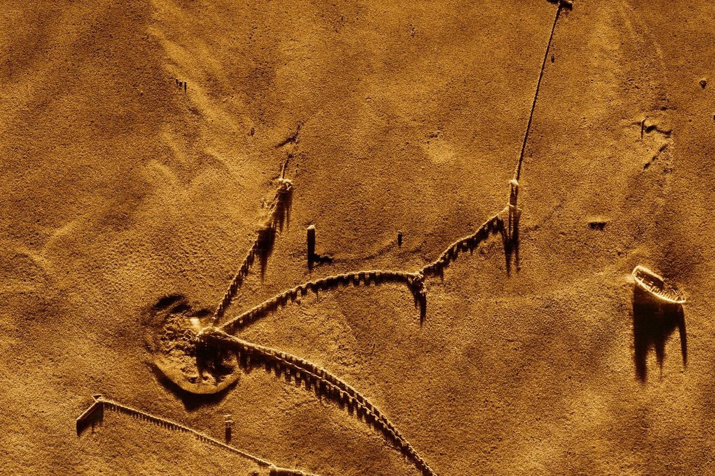 Sonarai leidžia matyti, kas vyksta jūros dugne, dronai gali priartėti prie įtartinų vietų, o dirbtinis intelektas padeda greičiau atpažinti pavojingus objektus ar neįprastus pokyčius sonarų vaizduose.<br> „Exail Robotics“ nuotr.