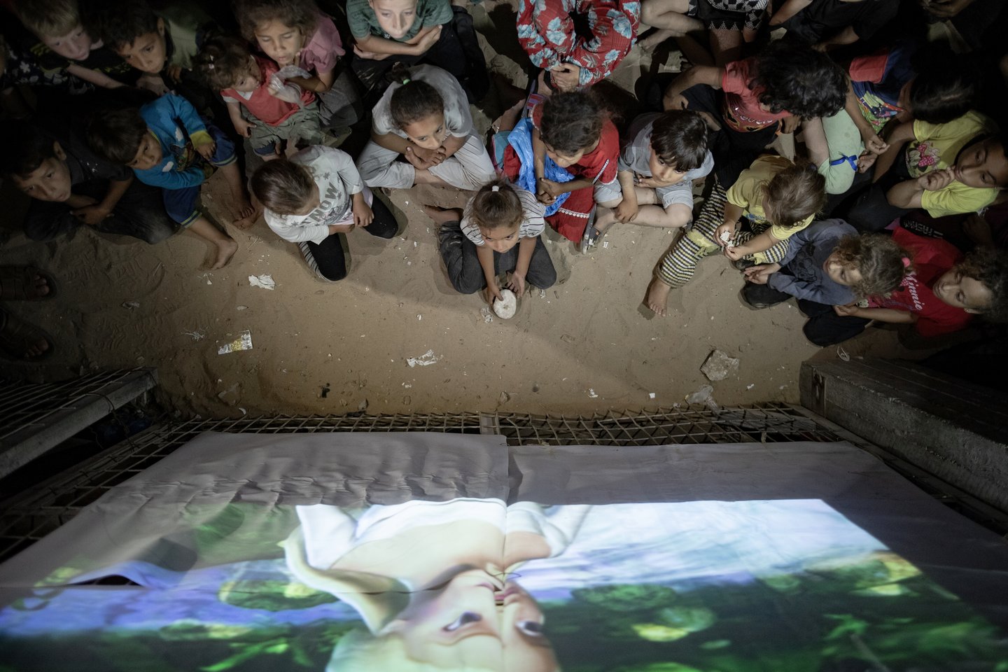 Palestinietis įrengė kino teatrą vaikams Rafos stovykloje, Gazos Ruožo pietuose.<br>EPA/ELTA nuotr.