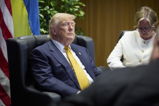 Tarp pasaulio lyderių – vieno asmens šou: bedė pirštu į neįprastą D. Trumpo elgesį