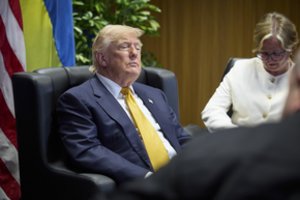 Tarp pasaulio lyderių – vieno asmens šou: bedė pirštu į neįprastą D. Trumpo elgesį