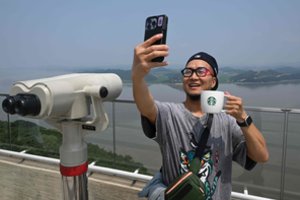Nauja „Starbucks“ lokacija pribloškė turistus: kava – su vaizdu į egzistencinį priešą