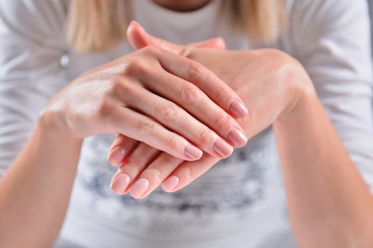 Ant nago atsirado dėmė? Vaistininkė paaiškino, kada po gelinio lakavimu gali slėptis nemalonūs pažeidimai