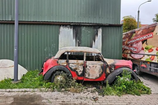 Kaune apdegė prie gėlių salono stovintis dekoratyvinis „Moskvich“