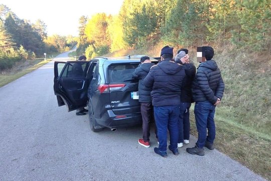 Lietuvos pasieniečiams įkliuvo du estai, į Lenkiją iš Latvijos gabenę tris sudaniečius