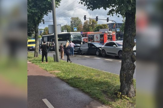 Vaizdai iš Kauno po masinės avarijos: susidūrus penkiems automobiliams žuvo žmogus