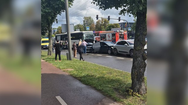Vaizdai iš Kauno po masinės avarijos: susidūrus penkiems automobiliams žuvo žmogus