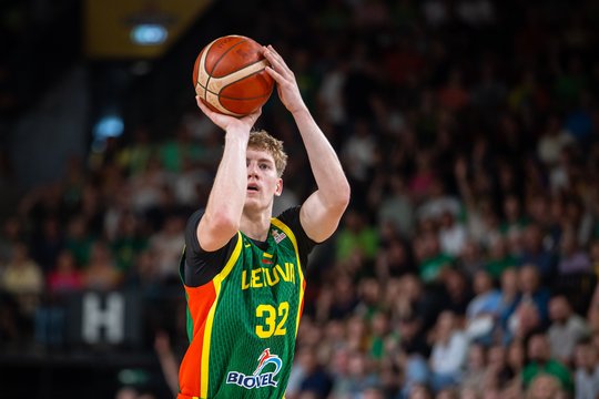 Kasparas Jakučionis debiutavo „Bucks“ komandoje