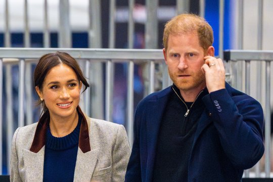 Po trejų metų princas Harry ir Meghan Markle pravėrė karaliaus Karolio III rezidencijos duris