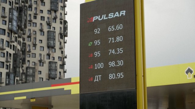Degalų krizė gali paaštrėti: Ukraina smogė Rusijos naftos perdirbimo gamyklai už 2,5 tūkst. kilometrų