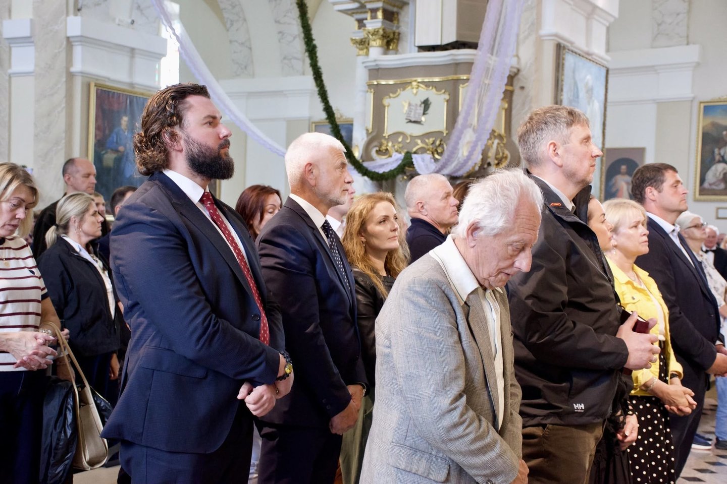 Šeštadienį socialiniuose tinkluose pradėjo plisti Gargždų Šv. arkangelo Mykolo parapijos paskelbtos nuotraukos, kuriose matyti ir minėti politikai, sakantys kalbas arba atsiimantys apdovanojimus.<br>Gargždų Šv. arkangelo Mykolo parapijos nuotr.