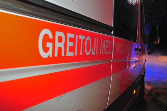 Kruvinas šeimyninis konfliktas Kaune: medikų prireikė ir nukentėjusiam, ir nusikaltimu įtariamai jaunai moteriai