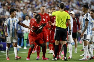 „Tai tiesiog katastrofa": šveicarai įtūžę dėl Argentinai palankaus VAR sprendimo