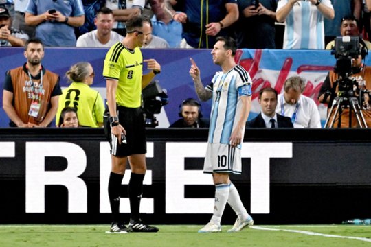 Su teisėju į konfliktą įsivėlęs L. Messi: „Nebandyk man rodyti nepagarbos“