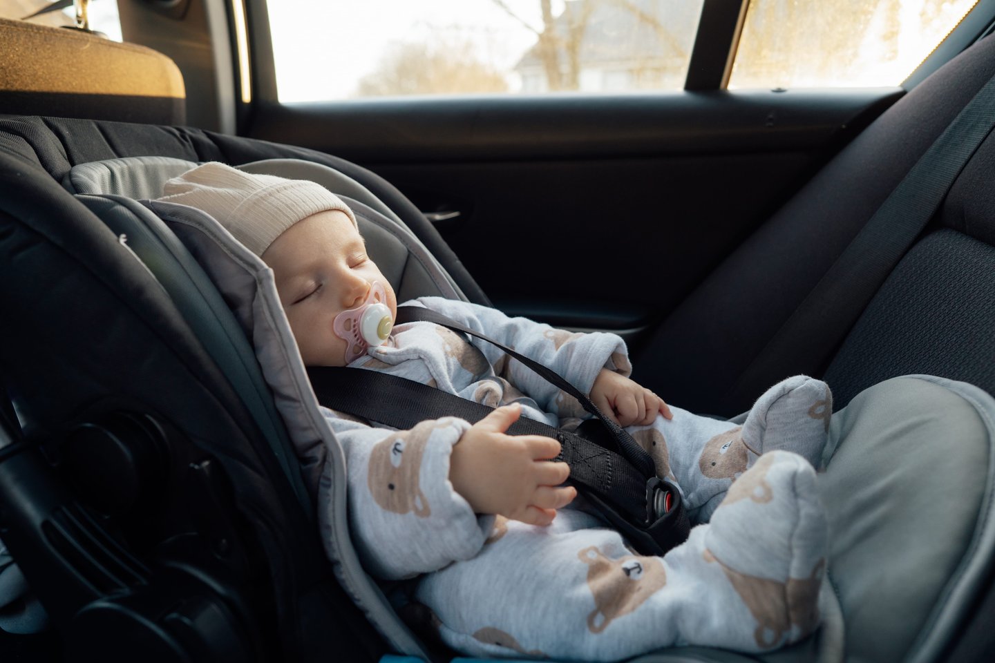 Motina siaubūnė: kūdikį paliko mirti įkaitusiame automobilyje, o pakeliui į ligoninę užsuko mėsainio.<br> 123rf.com asociatyvioji nuotr.