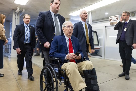 JAV senatorius M. McConnellis nutraukė tylą: teigia, kad buvo parkritęs ir dabar sveiksta