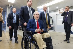 JAV senatorius M. McConnellis nutraukė tylą: teigia, kad buvo parkritęs ir dabar sveiksta