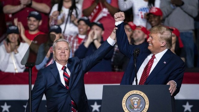 Aiškėja JAV senatoriaus mirties priežastis: D. Trumpas užsiminė, kad L. Grahamas skambėjo pavargęs