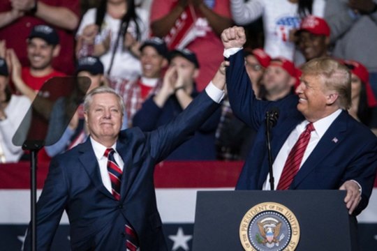 Aiškėja JAV senatoriaus mirties priežastis: D. Trumpas užsiminė, kad L. Grahamas skambėjo pavargęs