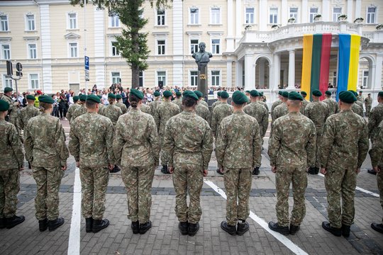 Kariuomenė: norinčiųjų savo noru atlikti karo tarnybą skaičius viršijo 8 tūkst.
