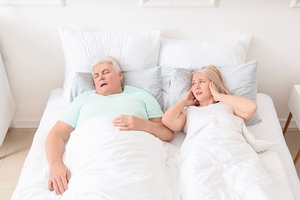 Knarkimą bando įveikti pleistrais ir šalčiu: gydytojas paaiškino, kas iš tiesų veikia