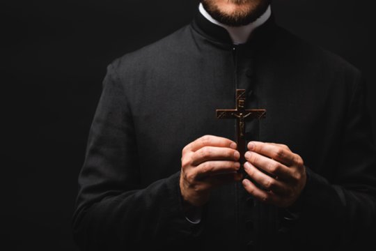 Kunigas pabėgo su 18-mete ir slapta susituokė – dvasininko taktika paliko be žodžių