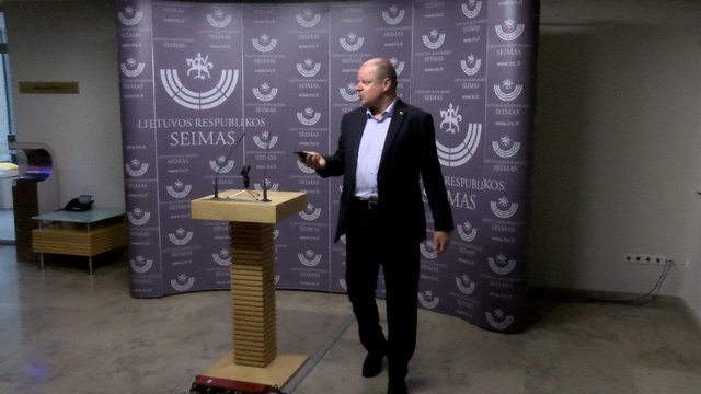 Užfiksavo, kaip Seime pradėjo pypsėti S. Skverneliui uždėta apykojė