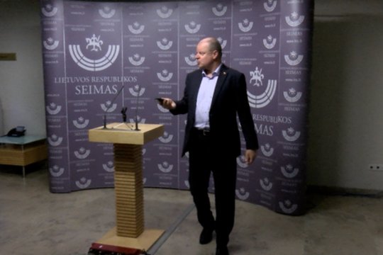Užfiksavo, kaip Seime pradėjo pypsėti S. Skverneliui uždėta apykojė