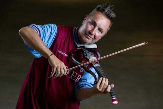 „Bachas – stebuklas, Paganini – nevykėlis“: į Vilnių atvykstantis Nigelis Kennedy nepraranda aštrumo