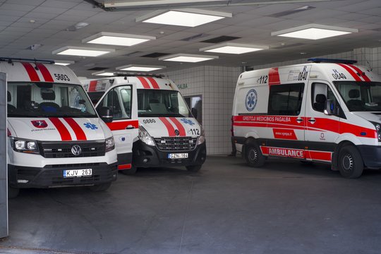 Greta poliklinikos Vilniuje be vairuotojo riedėti pradėjęs automobilis sužalojo moterį