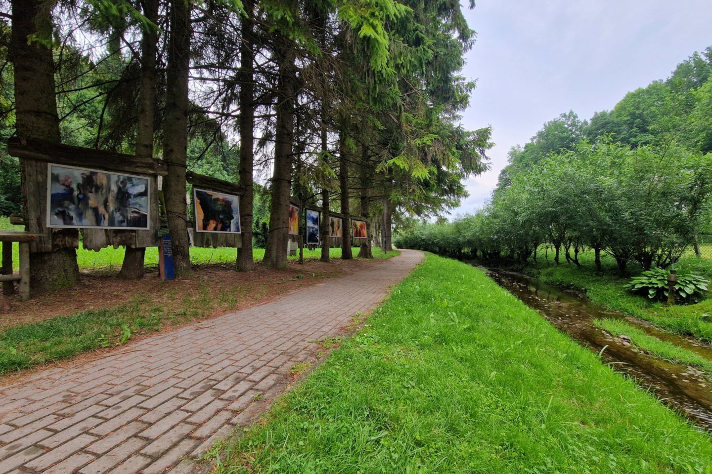Žymiausias Plokščių miestelio lankytinas vietas galima apžiūrėti vaikštant Plokščių pažintiniu taku.<br>Šakių turizmo ir verslo informacijos centro archyvo nuotr.