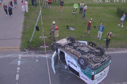 Po susidūrimo su BMW Vilniuje apvirto policijos automobilis, nukentėjo pareigūnai