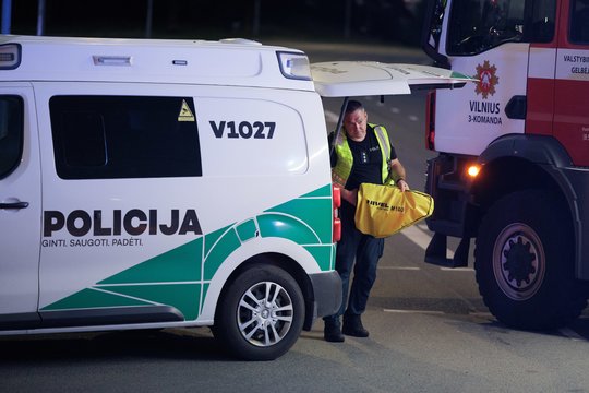 Vilniuje apvirto policijos automobilis – vaizdai iš įvykio vietos