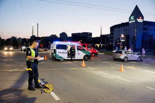 Vilniuje apvirto policijos automobilis – vaizdai iš įvykio vietos
