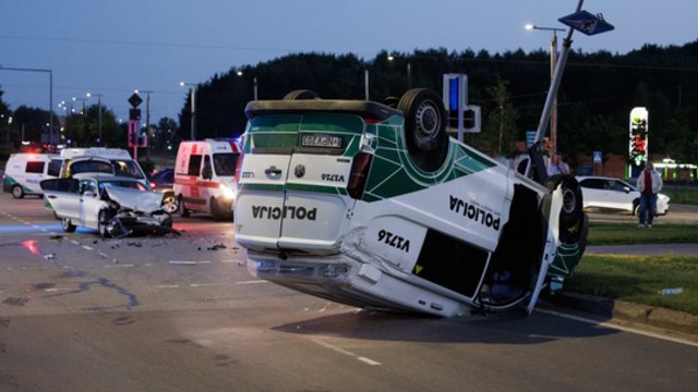 Vilniuje užfiksavo vaizdus po BMW susidūrimo su policijos automobiliu: du pareigūnai nesunkiai nukentėjo