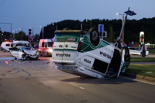 Vilniuje užfiksavo vaizdus po BMW susidūrimo su policijos automobiliu: du pareigūnai nesunkiai nukentėjo