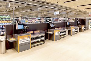 Atsiskaitymų banko kortelėmis daugėja, nors prekybininkams tai kelia keblumų