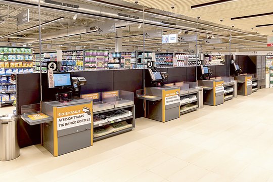 Atsiskaitymų banko kortelėmis daugėja, nors prekybininkams tai kelia keblumų