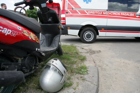 Klaipėdoje po susidūrimo su motoroleriu automobilis „Volvo“ spruko iš avarijos vietos