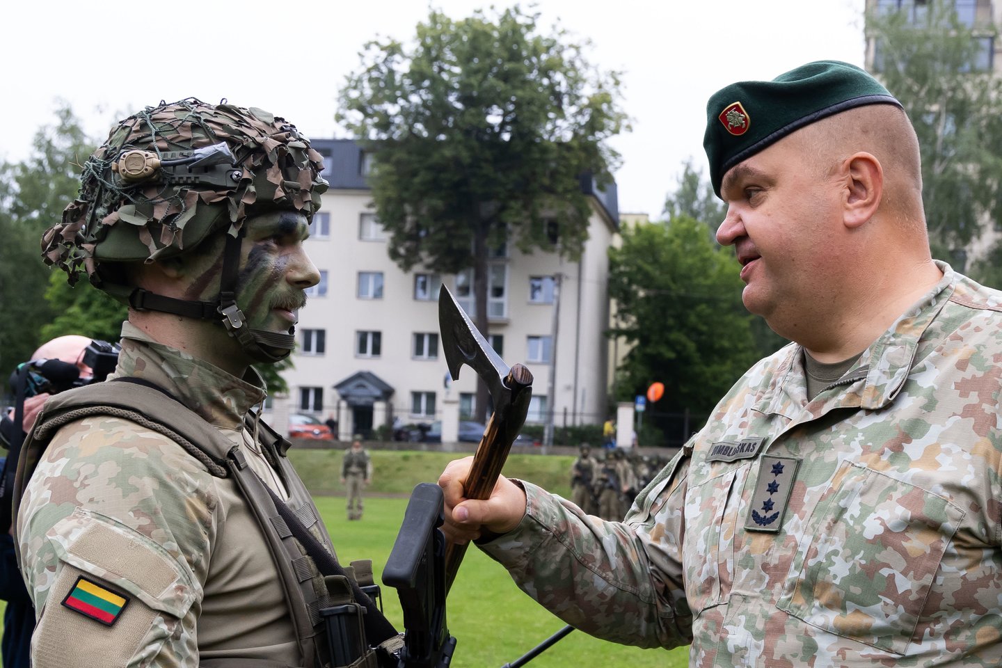 Po dviejų savaičių trukmės intensyvių lauko taktinių pratybų į Generolo Jono Žemaičio Lietuvos karo akademiją trečiadienį pėsčiomis sugrįžo IV kurso kariūnai ir Būrio vado kurso klausytojai.<br>D. Labučio/ELTA nuotr.