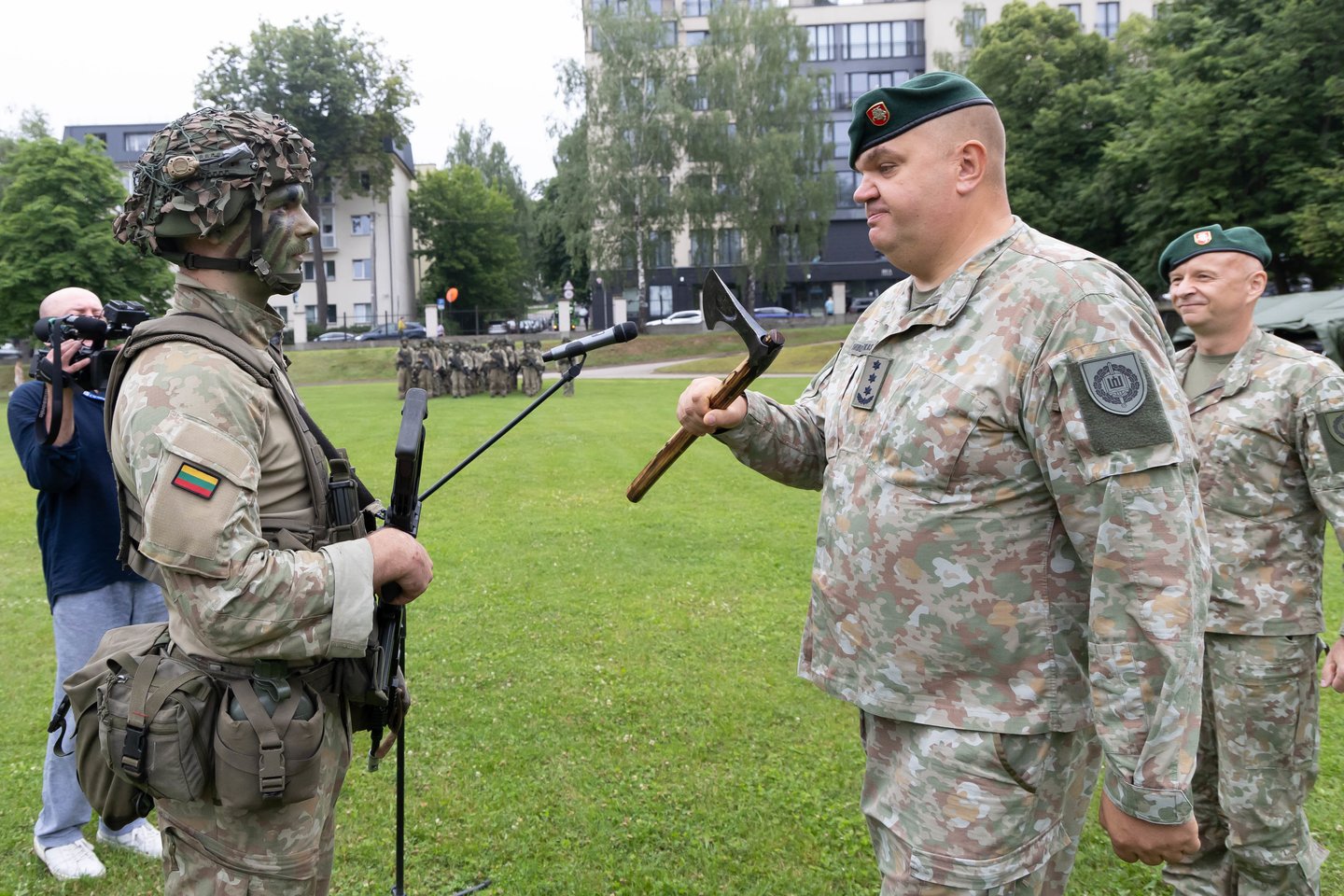 Po dviejų savaičių trukmės intensyvių lauko taktinių pratybų į Generolo Jono Žemaičio Lietuvos karo akademiją trečiadienį pėsčiomis sugrįžo IV kurso kariūnai ir Būrio vado kurso klausytojai.<br>D. Labučio/ELTA nuotr.