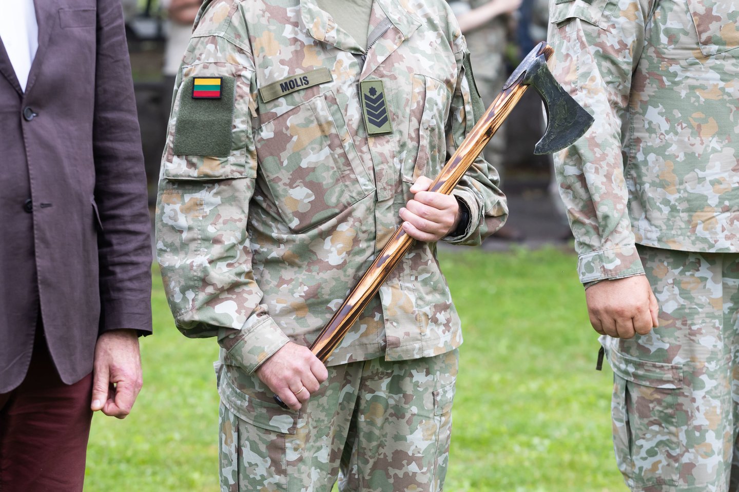 Po dviejų savaičių trukmės intensyvių lauko taktinių pratybų į Generolo Jono Žemaičio Lietuvos karo akademiją trečiadienį pėsčiomis sugrįžo IV kurso kariūnai ir Būrio vado kurso klausytojai.<br>D. Labučio/ELTA nuotr.